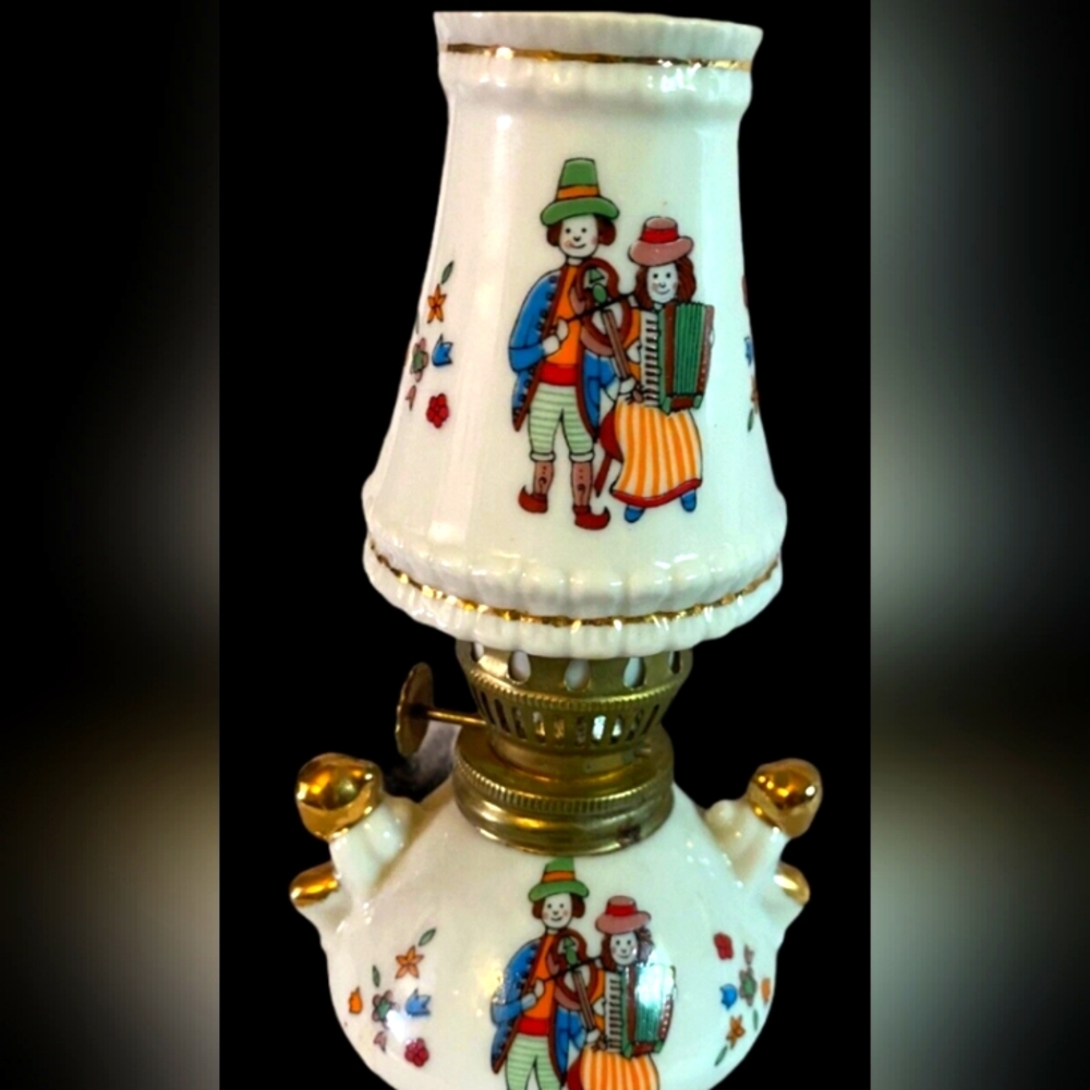 JAPAN * BEAUTIFUL OIL LAMP .